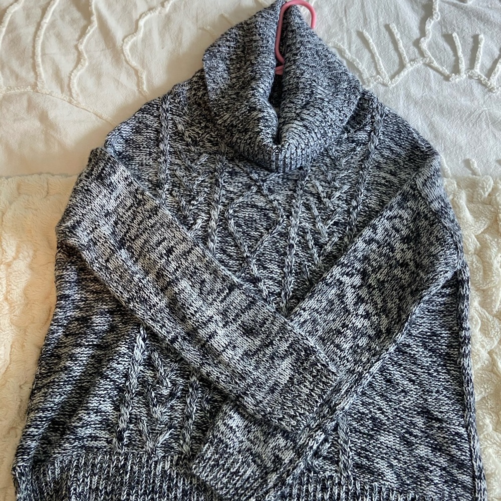 Women’s cable knit sweater Size M